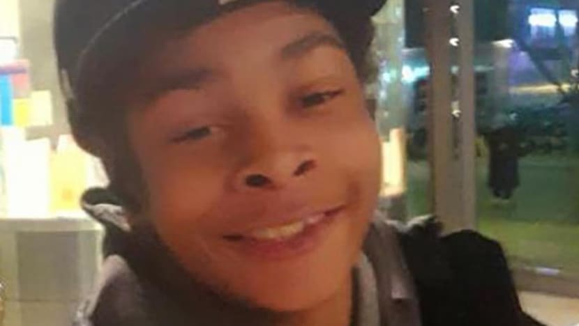 லண்டன் பேருந்தில் கத்தியால் குத்தப்பட்ட 14 வயதுச் சிறுவன் மரணம்