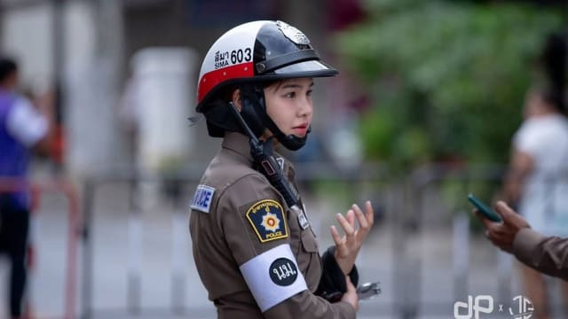 泰国女交警因颜值走红 网民调侃：求被抓！
