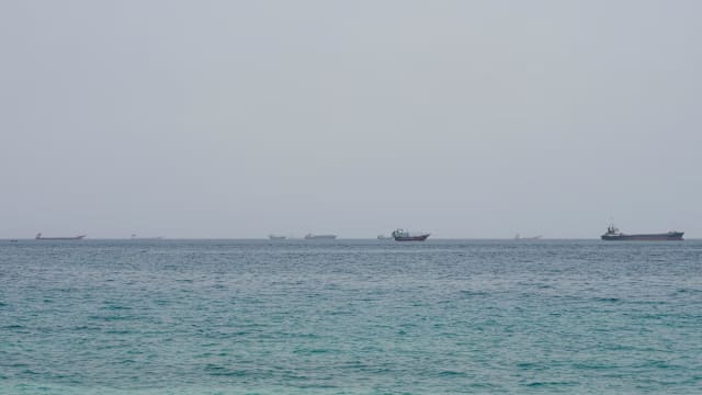 一艘船只在霍峡遭不明投射物击中 一船员伤亡
