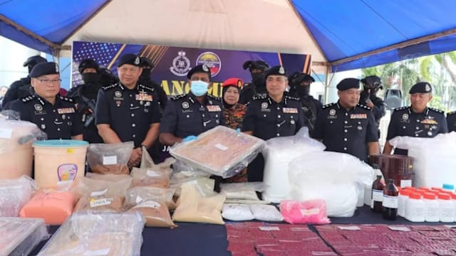 火灾烧出柔佛最大宗炼毒案 马警追缉包括首脑在内的在逃者