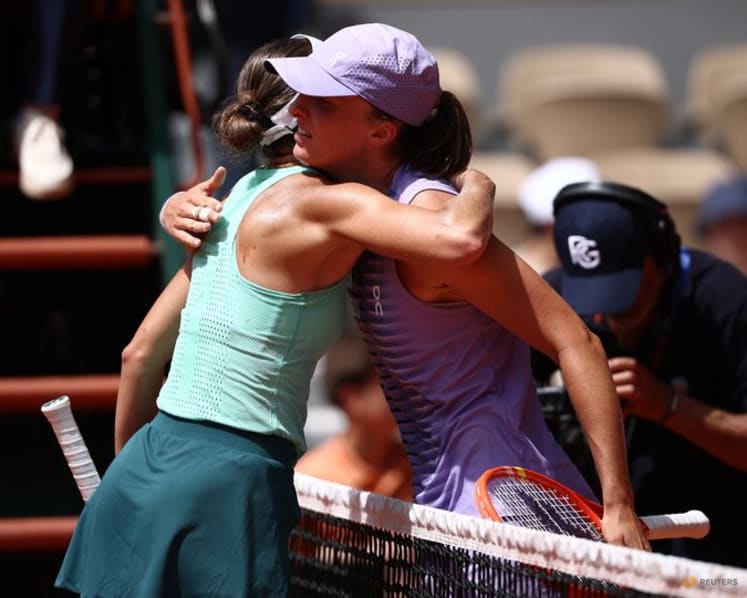 Four-times champion Swiatek cruises into French Open fourth round