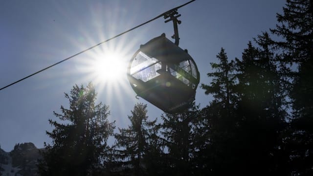 瑞士滑雪胜地缆车坠落山坡 一人遇难