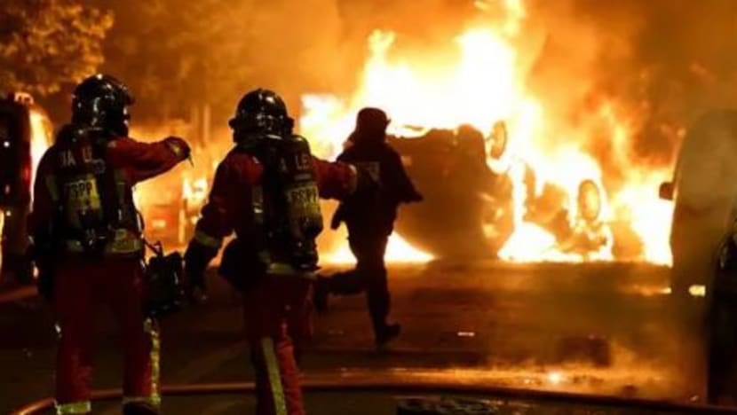 Rusuhan di Paris berlarutan buat hari kedua selepas remaja ditembak mati polis Rusuhan di Paris berlarutan buat hari kedua selepas remaja ditembak mati polis