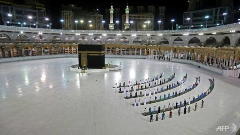 Saudi man crashes car into gates of Mecca's Grand Mosque