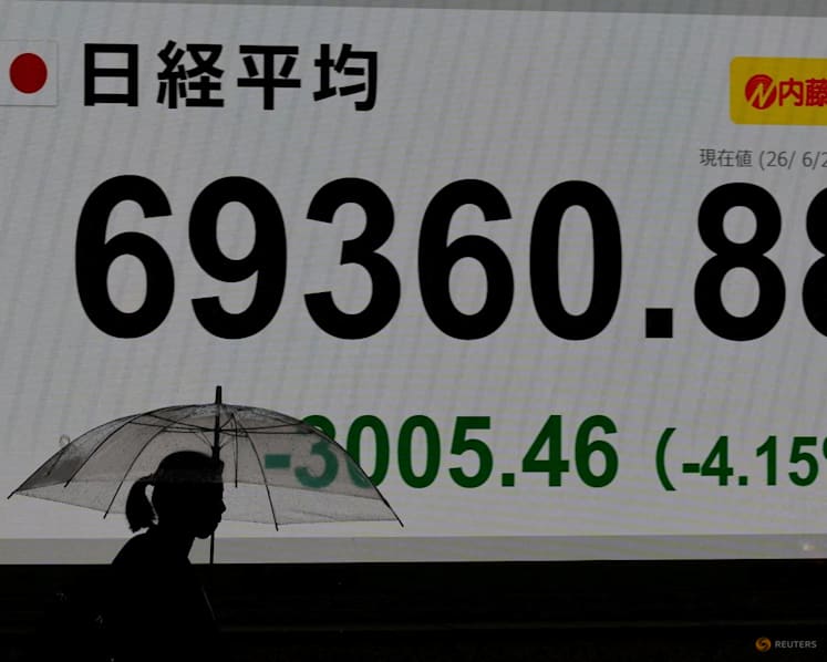 Asian shares fall as chipmakers drag; US jobs data looms