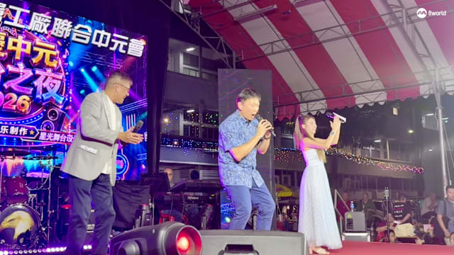 徐芳达大巴窑歌台开唱 与居民聊原地养老