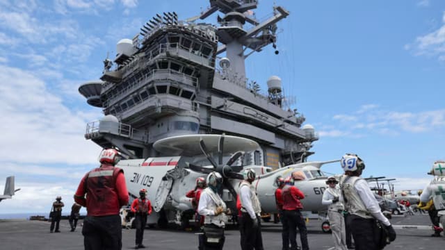美国航空母舰驶入韩国釜山海军基地