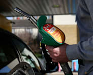 Oil climbs, stocks fall as markets see no end to war