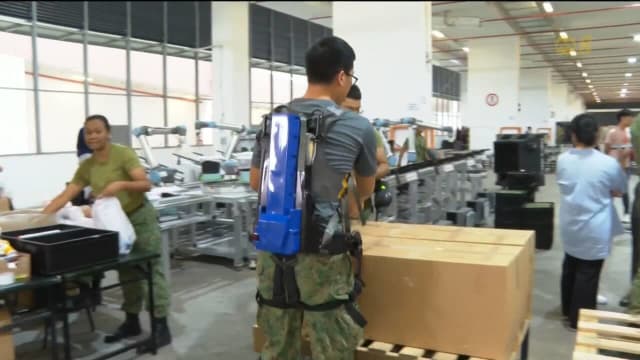 借助新科技包装国庆庆典礼包 一天的包装数量可高达1万个