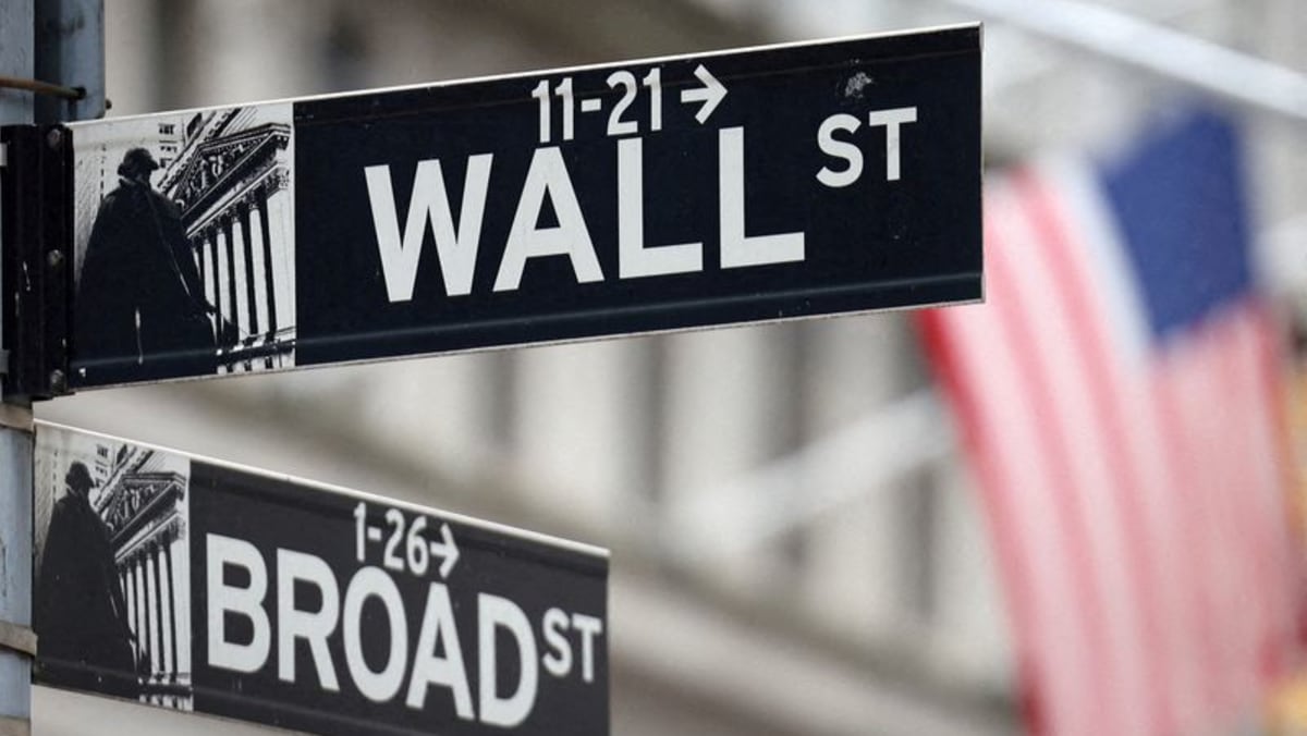 US stocks slump after new Trump tariff threat