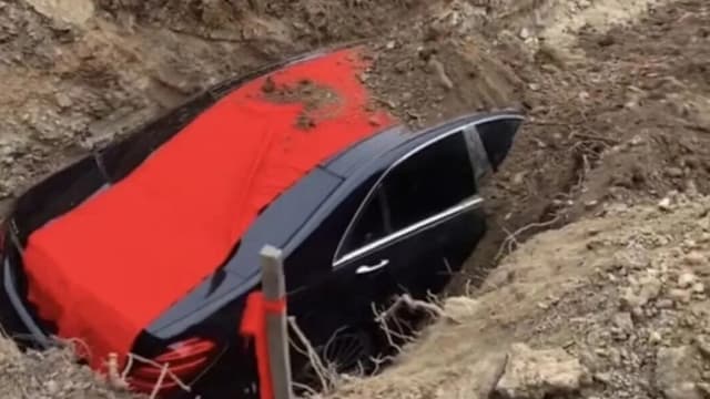 辽宁葬礼豪车“陪葬”视频疯传  当局调查揭涉封建迷信违规埋车