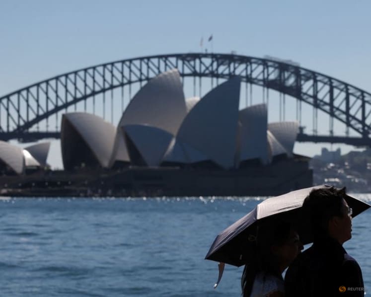 Sydney sweats in spring hot spell, faces 'extreme' bushfire risk