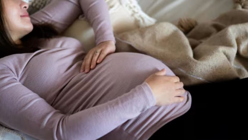 Perempuan hamil tidak boleh minum kopi atau naik pesawat? Ini 5 mitos kehamilan yang terbantahkan