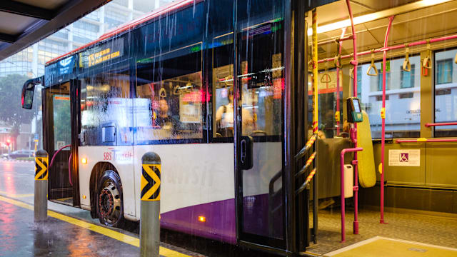 无人上下车巴士仍停靠 全国交通工友联合会：为防巴士拖卡