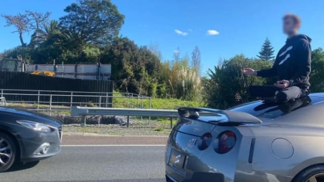 停车爬上车顶冥想 新西兰司机导致高速公路塞车