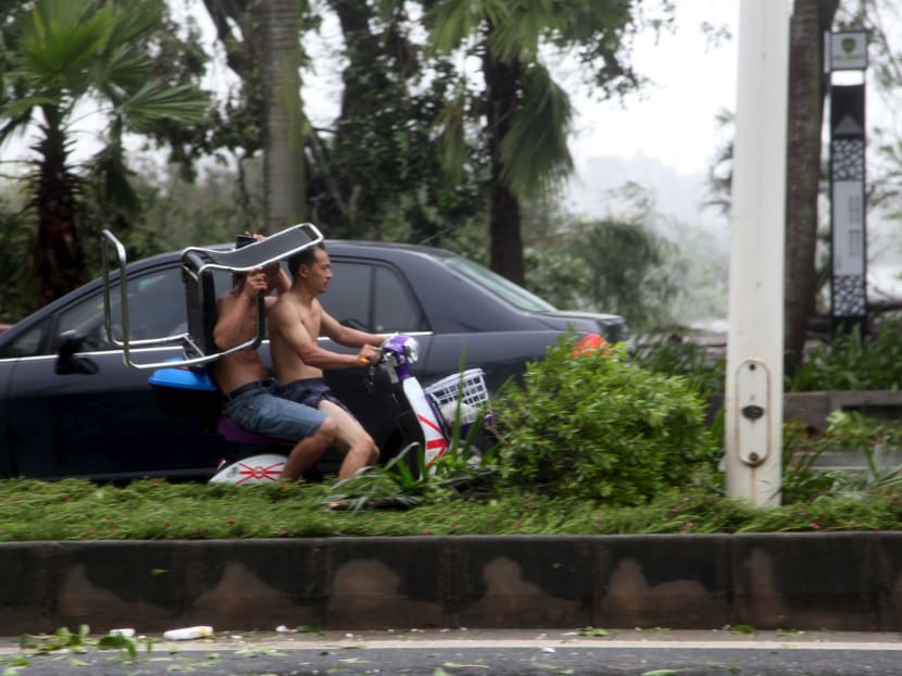 Typhoon roars into south China, killing 9