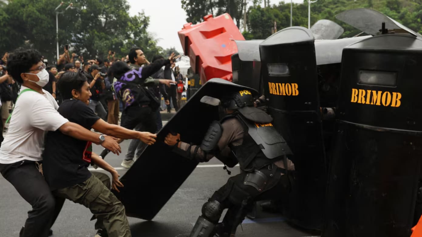 大学生与警员发生冲突。（图：路透社/Ajeng Dinar Ulfiana）