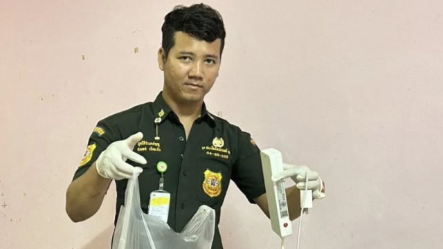 焦黑尸体紧握手机 泰男疑边充电边玩手机触电死