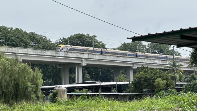 马国双轨列车柔佛居銮试跑 料8月开始通车