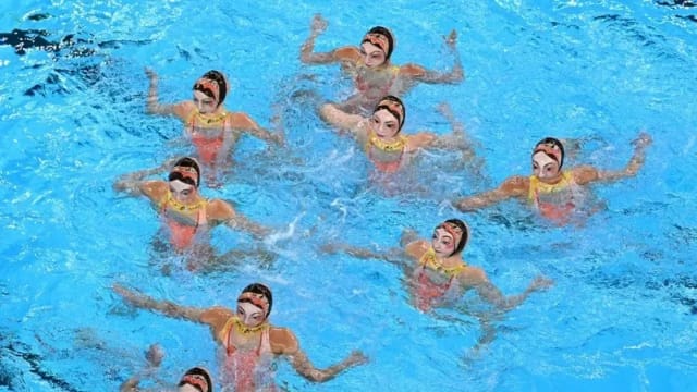 法国队戴着“人脸泳帽”出场 网民：有点诡异