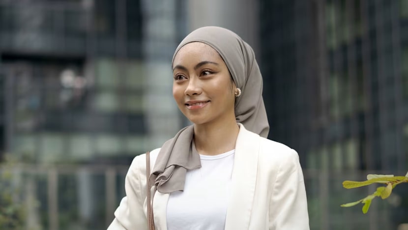 Topi, helmet dan tudung - apakah kesan sebenar pada rambut & kulit kepala anda?