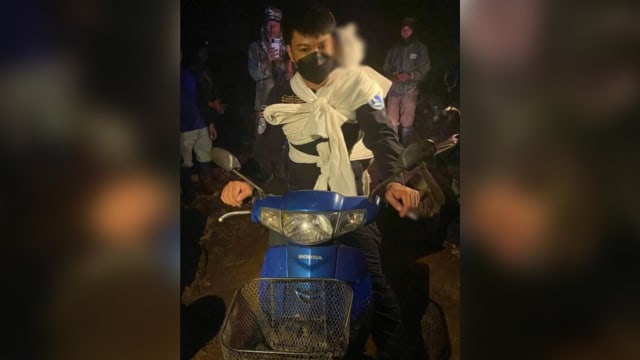 救护车进不了林区载遗体 泰青年志工骑摩托背下山