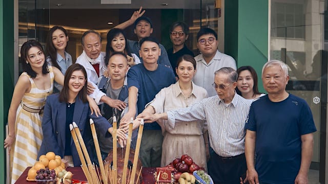 香港影坛大哥狄龙复出拍戏，新片《欲望寄生》合作两代金像影后袁咏仪、余香凝！