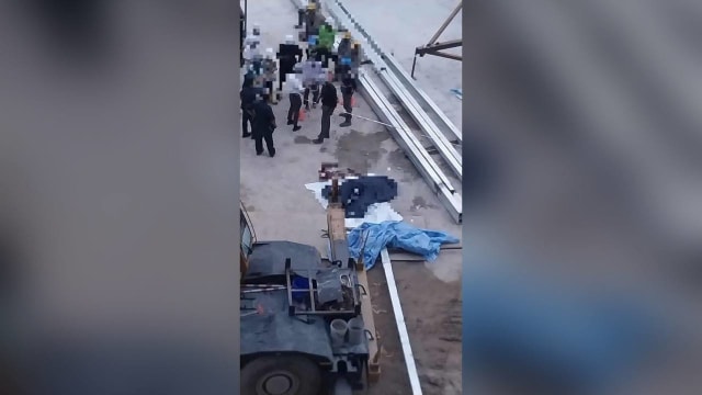 遭钢架结构击中 孟加拉客工不幸丧命