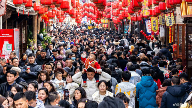 力证春节各地不冷清 中媒发放景区商圈爆满照片