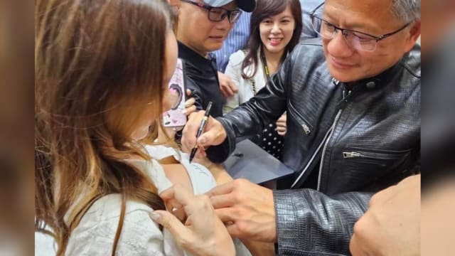 女子要求英伟达总裁在她胸前留名 网民：他算被性骚扰吗？