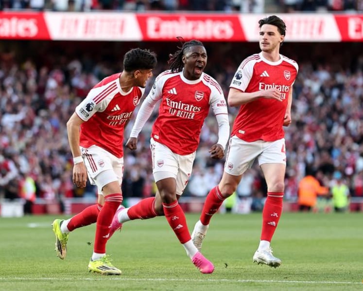 Arsenal reclaim top spot as Tottenham and West Ham both win