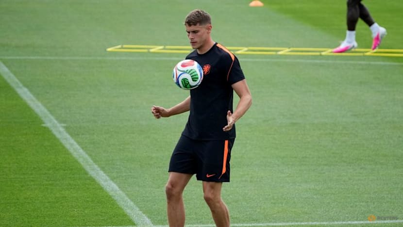 Netherlands defender Ake replaces Van de Ven against Tunisia