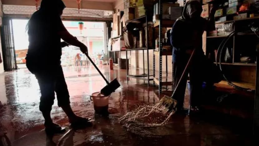 'Perabot banjir' semurah RM10 dilelong di Kota Tinggi