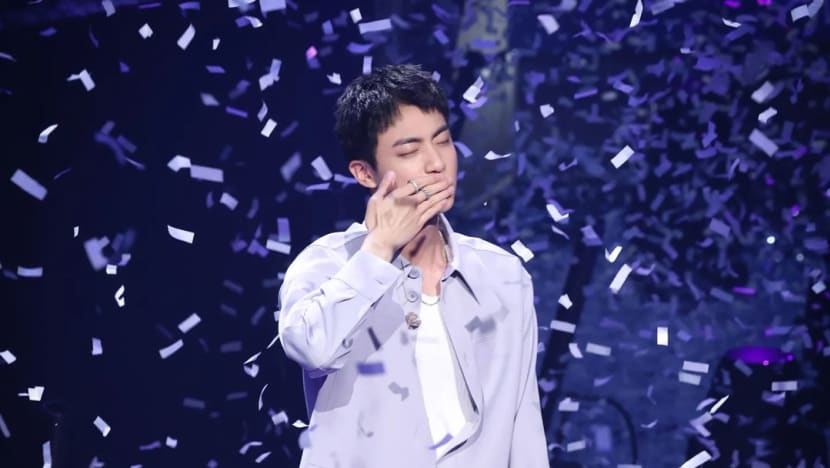 Pengakuan Jin BTS usai wamil: Berjuang menahan air mata di atas panggung