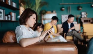 Orang tua dan anak sibuk dengan ponsel, bagaimana cara ciptakan kebersamaan keluarga?