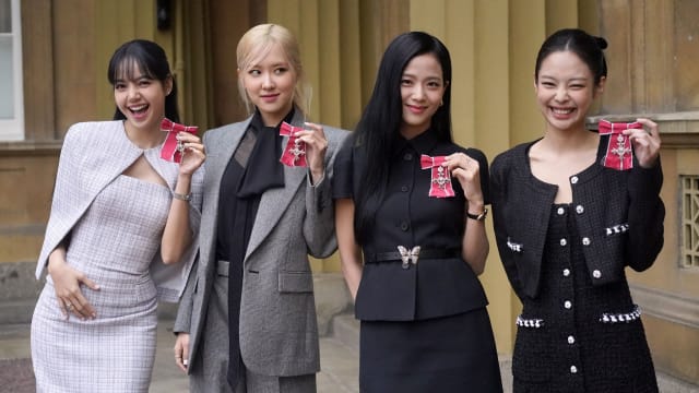 BLACKPINK获颁大英帝国勋章！King Charles III玩笑：你们还互相交谈，真神奇！