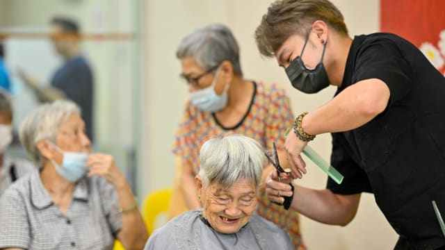 东北社理会义工为年长者理发 粉刷房子 