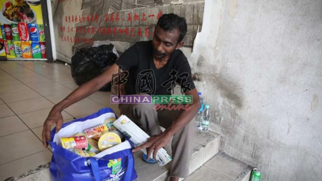 马国流浪汉被赠鸡骨头 却心怀感激未曾责怪对方