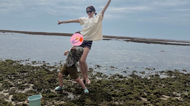 孙艺真绑双马尾带儿戏水，3岁儿子身高快到她腰！粉丝：基因太强
