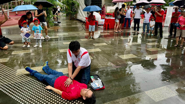 居民冒雨目睹逼真“火灾”  救援行动 提升社区应对能力