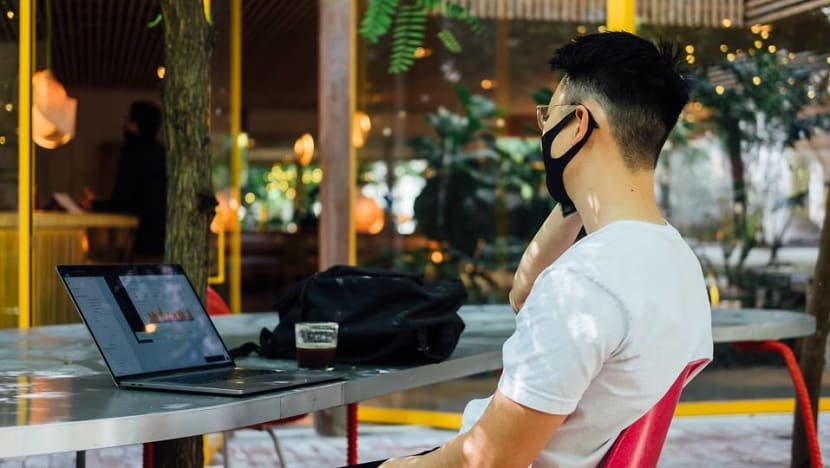 Commentary: Still checking work emails on holidays? Here’s how to stop Commentary: Still checking work emails on holidays? Here’s how to stop