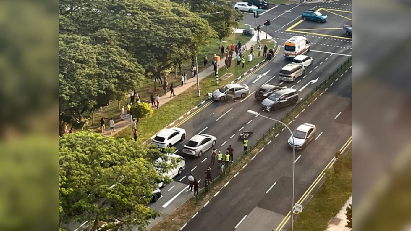 芽笼东连环车祸一送院 涉及五辆车和一辆摩托