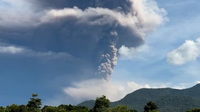 勒沃托比火山八次喷发 印尼将警戒级别调至最高