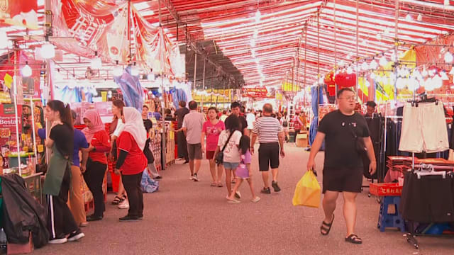 新山年货城摊位创新高 狮城客：马币走强年货价格不划算