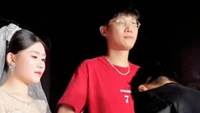 中国41岁爸爸送21岁女儿出嫁 “兄妹般”冻龄外貌意外走红