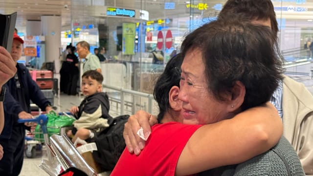  Lion City passengers returned from the disaster-stricken area in Hat Yai and hugged relatives and friends at the airport and cried bitterly 