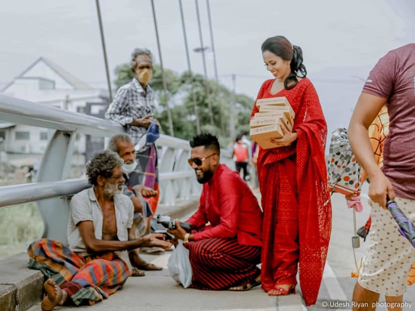 Clad in their red traditional wedding outfits, Mr Dishan Thilakshana and his bride Anoma Geeganage, took to the streets to hand out food and cold beverages to the homeless.
