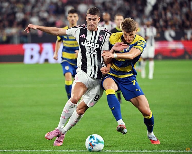 David and Vlahovic on target as Juve launch Serie A campaign with win
