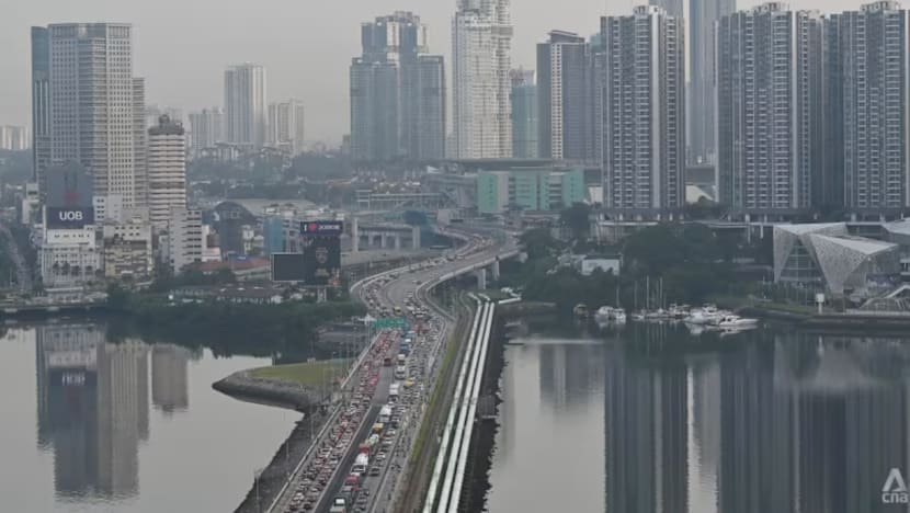 Malaysia akan ‘laraskan’ kawalan sempadan darat; sejajar dengan pemeriksaan lebih ketat SG 