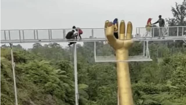 印尼景点玻璃桥突碎裂 游客坠地酿一死三伤